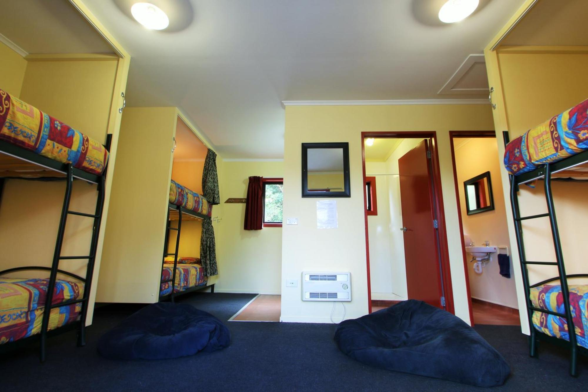Bed 6-Bed Mixed Dormitory Room,827614727:JPEG
